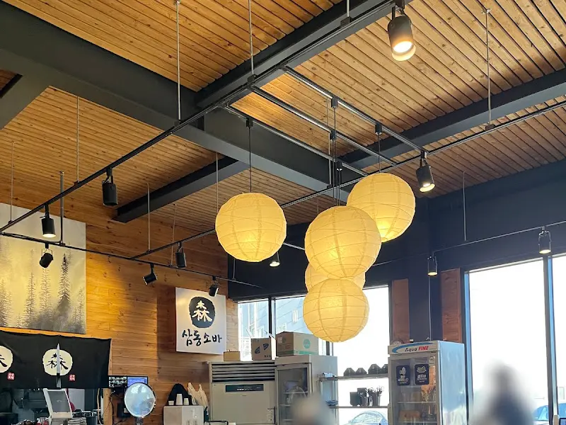 은은한 조명이 있는 내부 인테리어