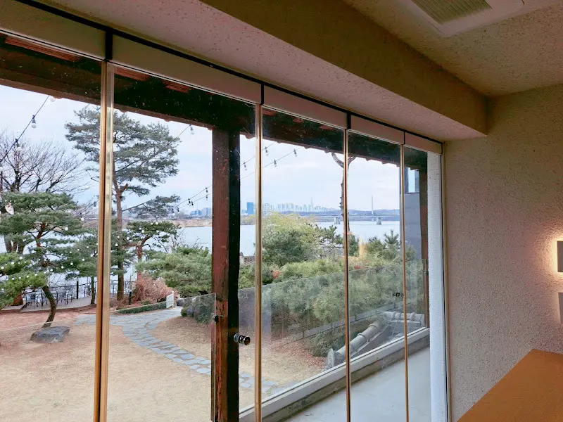 창밖으로 보이는 한강뷰