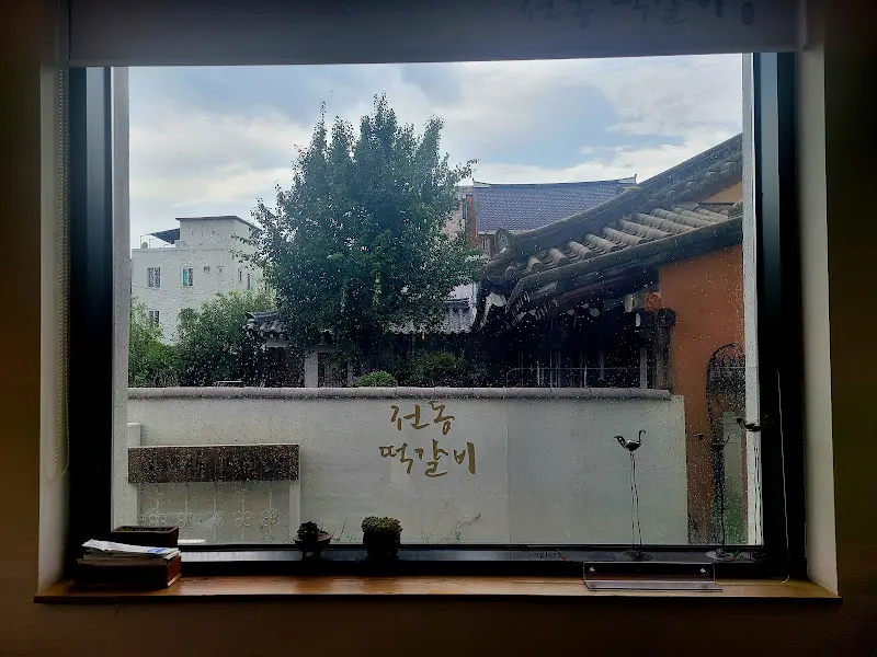 창밖으로 보이는 한옥 뷰