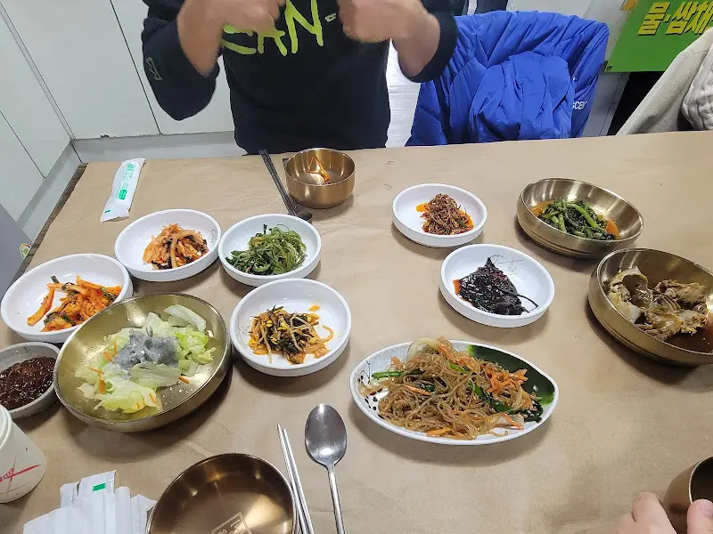 돌솥밥 정식에 나오는 다양한 반찬들