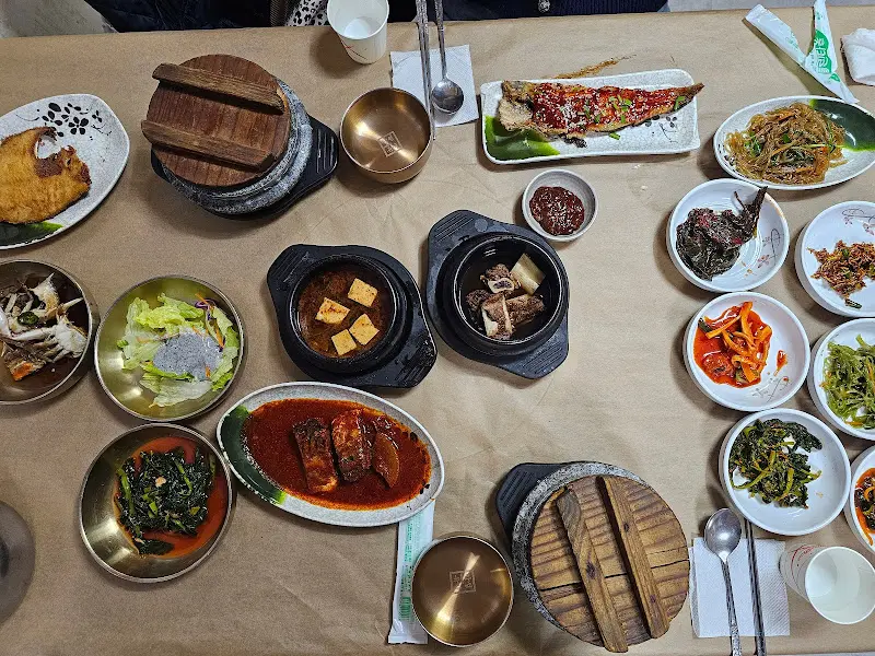 굴보쌈과 다양한 반찬들이 차려진 푸짐한 한 상