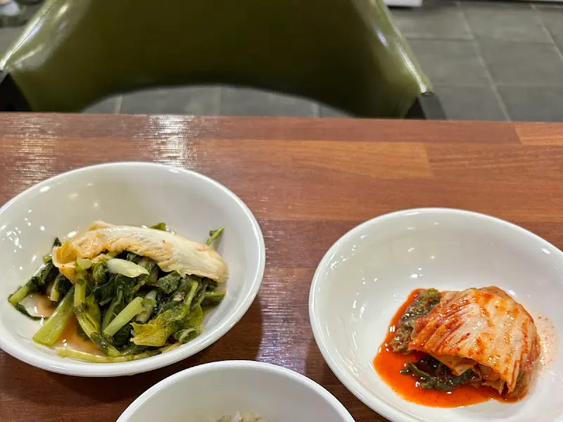 정갈하게 담긴 김치와 열무김치