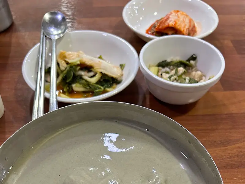 한 상 가득 차려진 콩국수