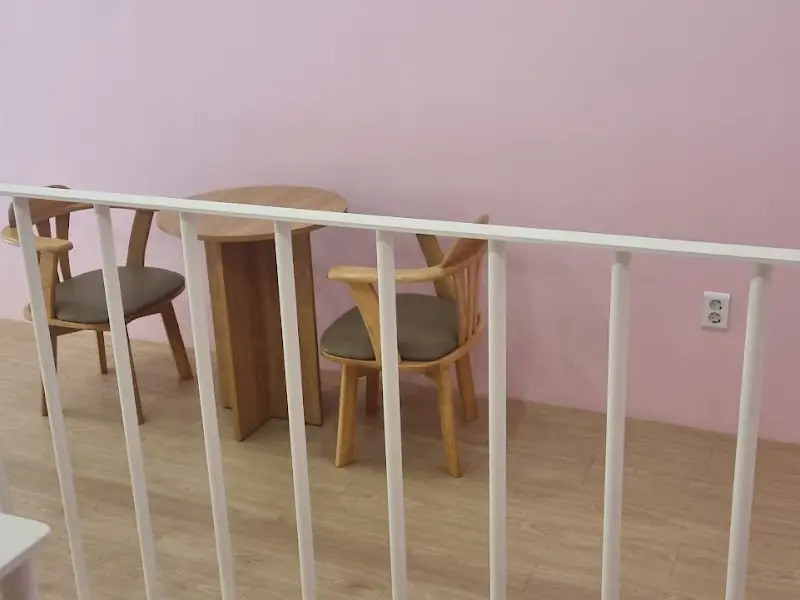 핑크색 벽과 테이블