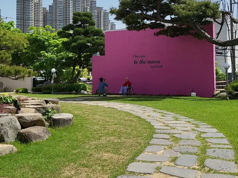 정원의 핑크색 벽