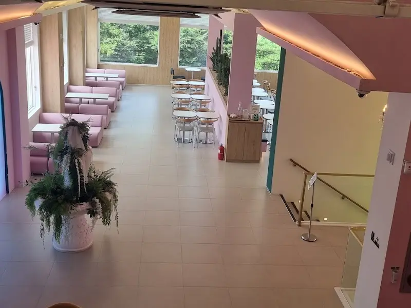 카페 내부 전경