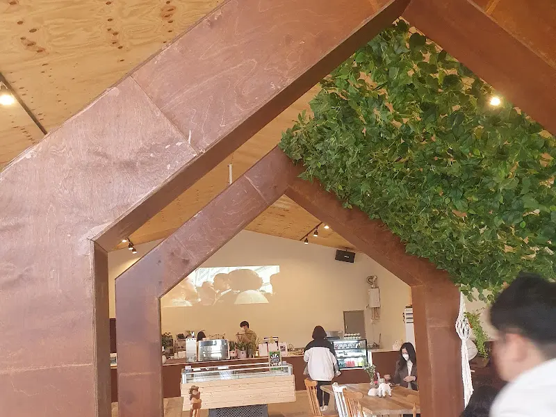 카페 내부에서 바라본 카운터 전경