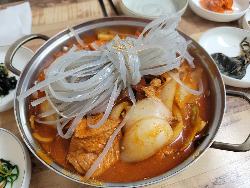김치찌개 속 푸짐한 건더기