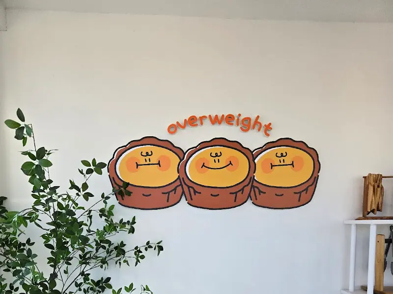 카페 내부 벽면의 타르트 캐릭터 그림