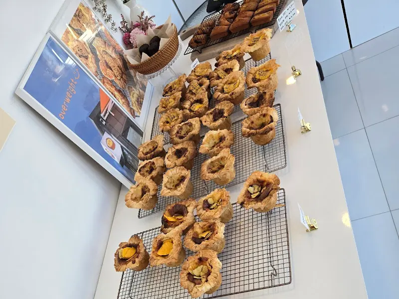 다양한 종류의 타르트 진열 모습