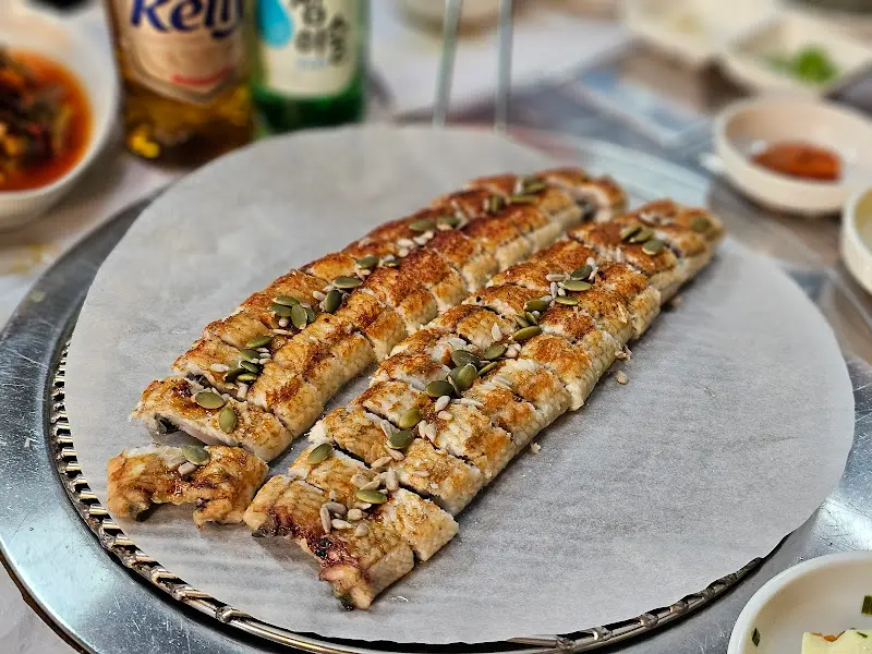 숯불 위에 구워지는 장어