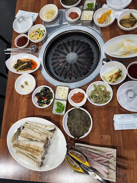 장어와 밑반찬 한 상