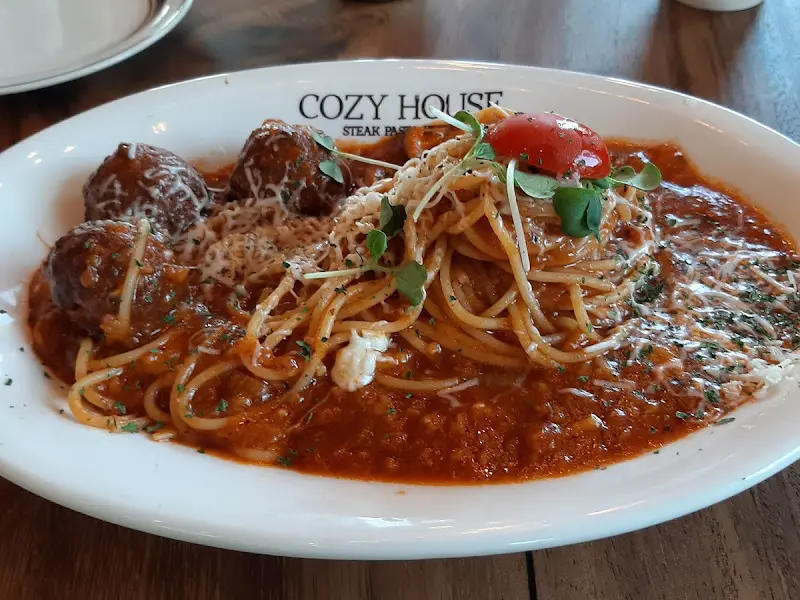 큼지막한 미트볼이 듬뿍 올려진 미트볼 스파게티