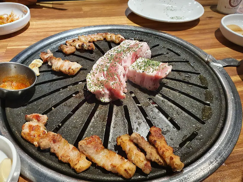 불판 위의 삼겹살