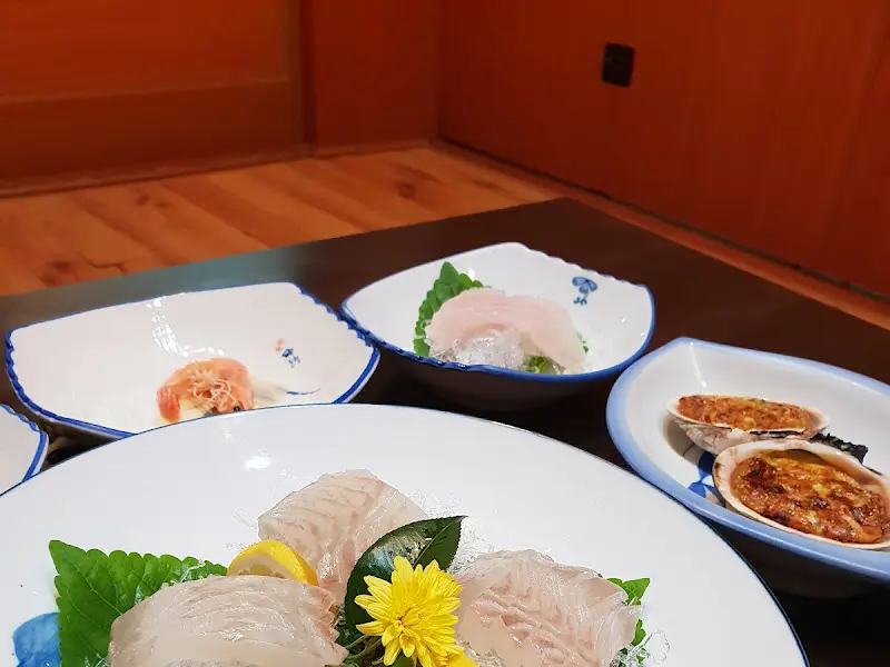 두툼하게 썰어져 나온 신선한 회