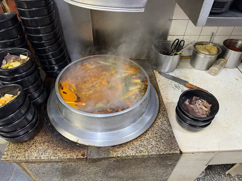 펄펄 끓는 국밥 솥