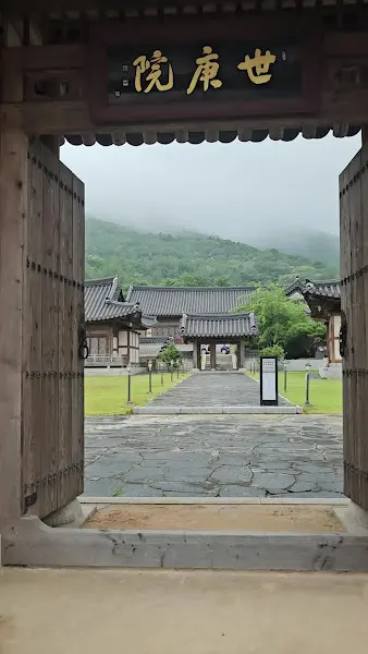 세심하게 꾸며진 주변 경관