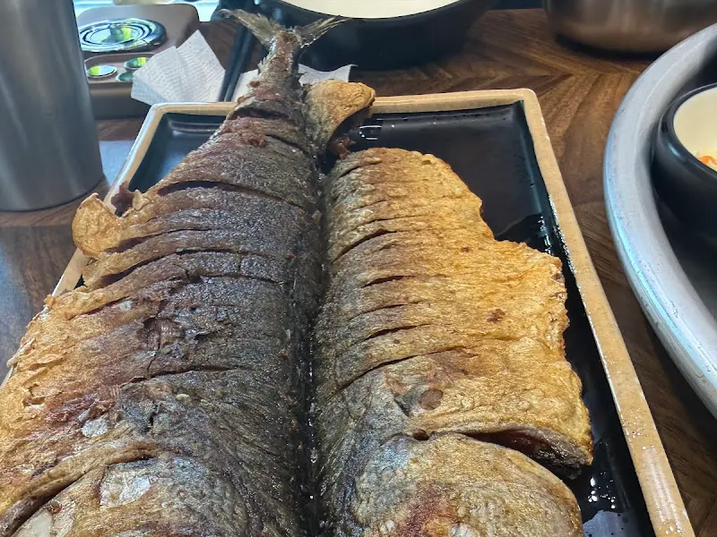 노릇하게 구워진 고등어 구이