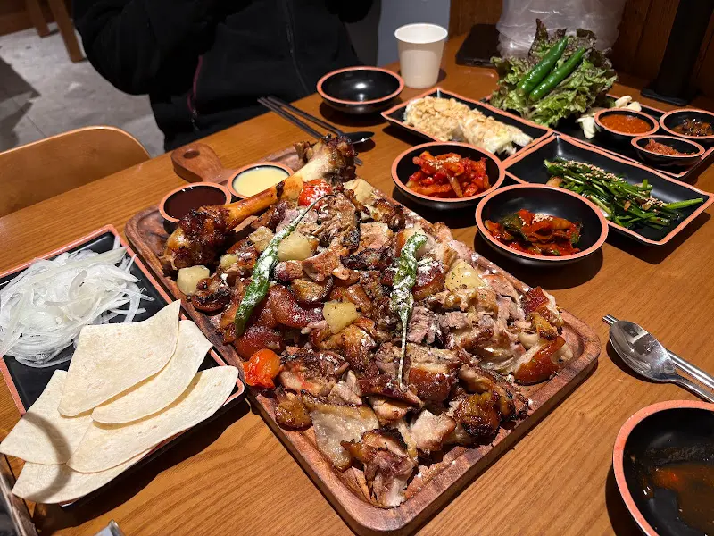 상다리 휘어지는 족발 한 상