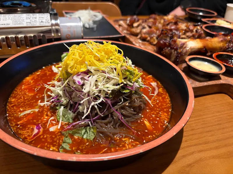 매콤 비빔국수 클로즈업 샷