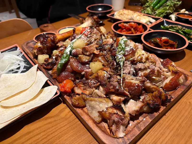 푸짐한 족발 한 상 차림