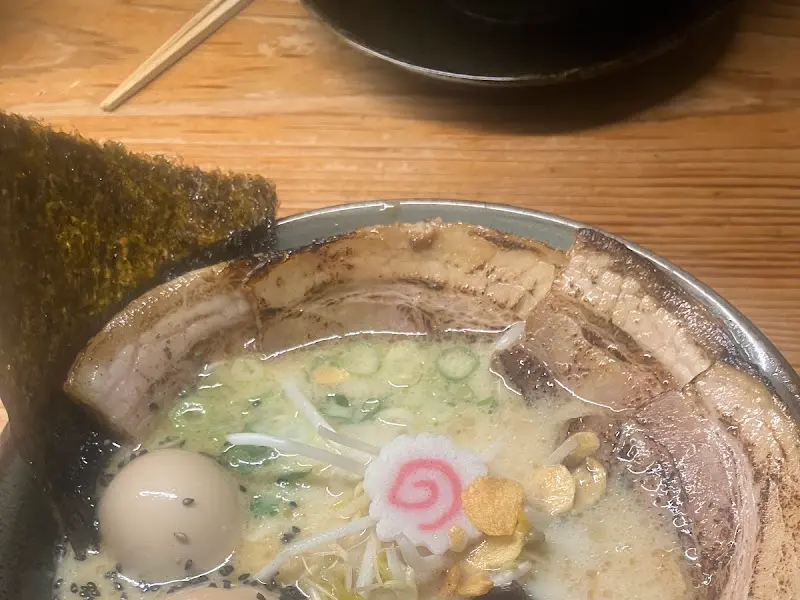 두툼한 차슈가 돋보이는 돈코츠 라멘