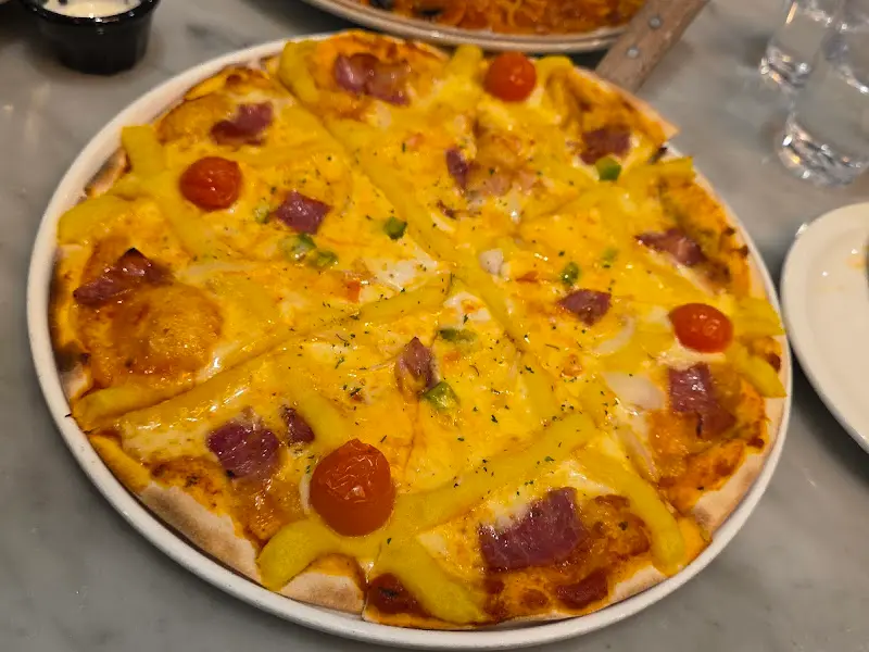 노란색 치즈가 듬뿍 올려진 먹음직스러운 피자