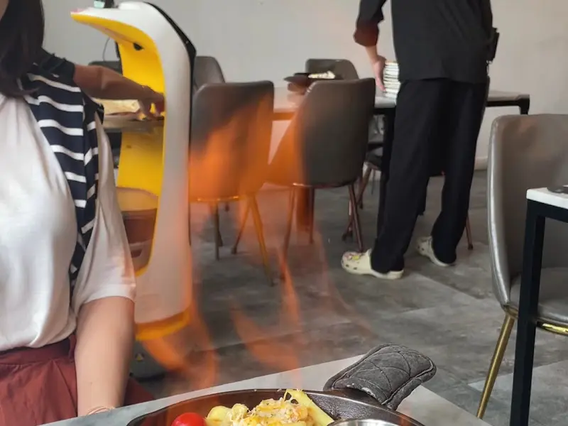 불쇼가 한창인 돼지고기 스테이크