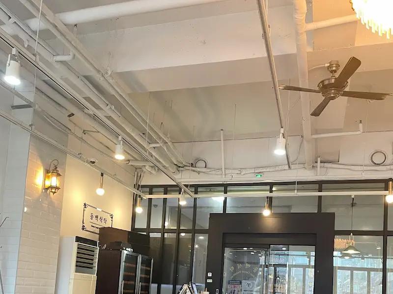 깔끔하고 세련된 식당 내부