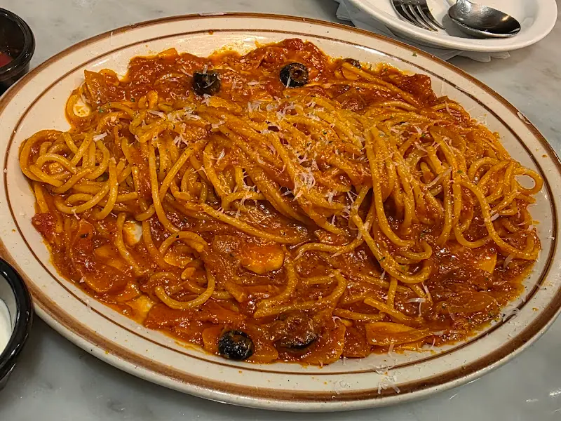 토마토 소스가 듬뿍 뿌려진 스파게티