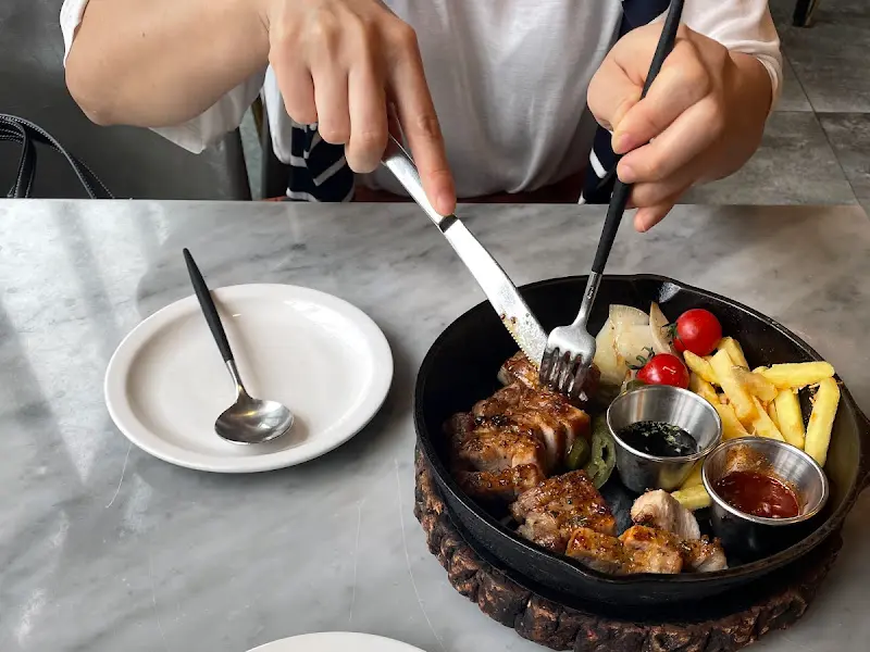 스테이크를 먹기 좋게 자르는 모습