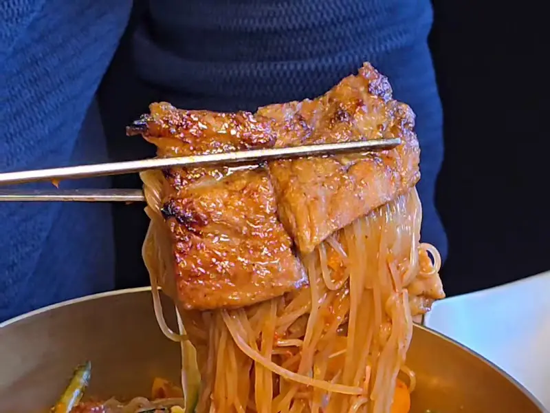 비빔냉면과 고기