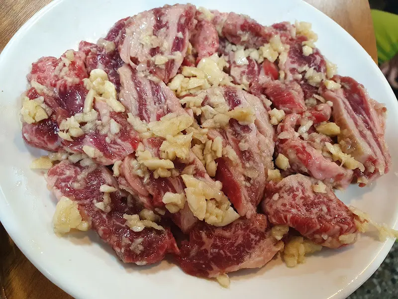 마늘 향이 솔솔 나는 신선한 고기