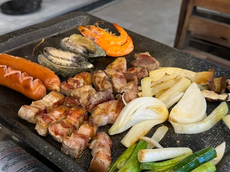 흑돼지, 소시지, 버섯, 양파를 함께 구운 모습