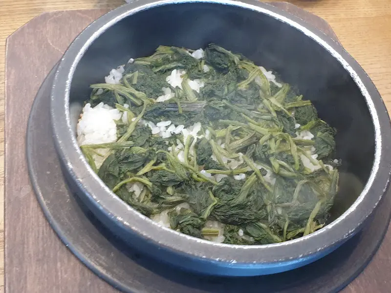 김이 모락모락 나는 솥밥