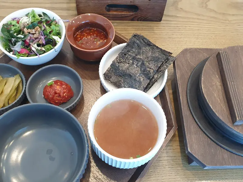 정갈한 솥밥 한 상 차림