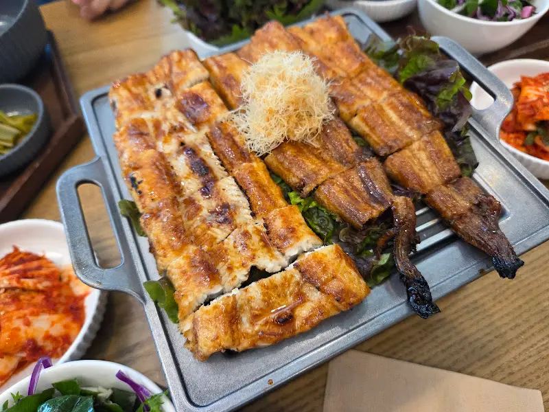 윤기가 흐르는 장어 구이