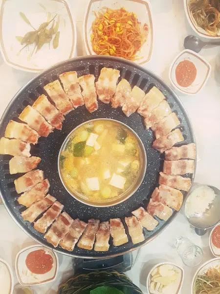 잘 익은 삼겹살을 먹기 좋게 자르는 모습