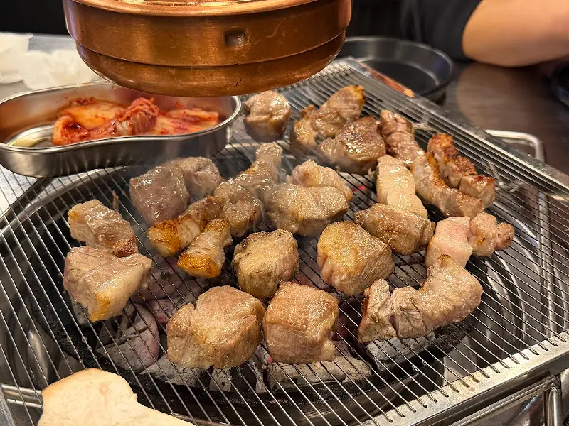 숯불 위에 구워지는 삼겹살