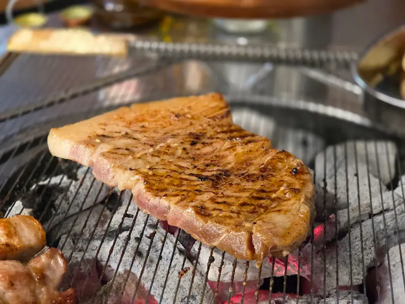 숯불 위에서 익어가는 목살