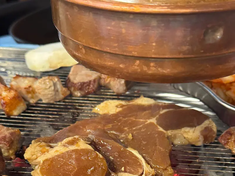 숯불 위에 올려진 목살