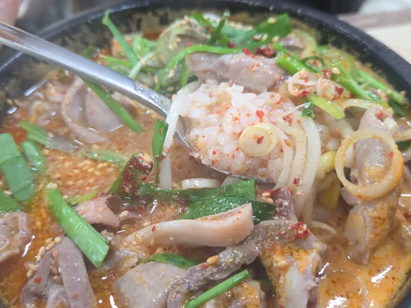 수저로 곱창국밥을 떠올리는 모습