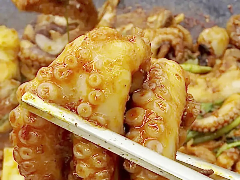 젓가락으로 집어 올린 쭈꾸미