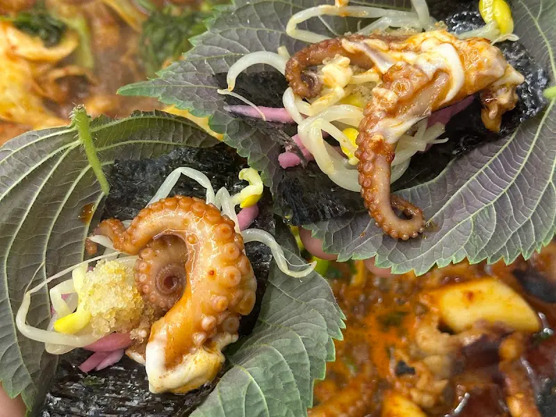 깻잎 쌈에 싸 먹는 쭈꾸미