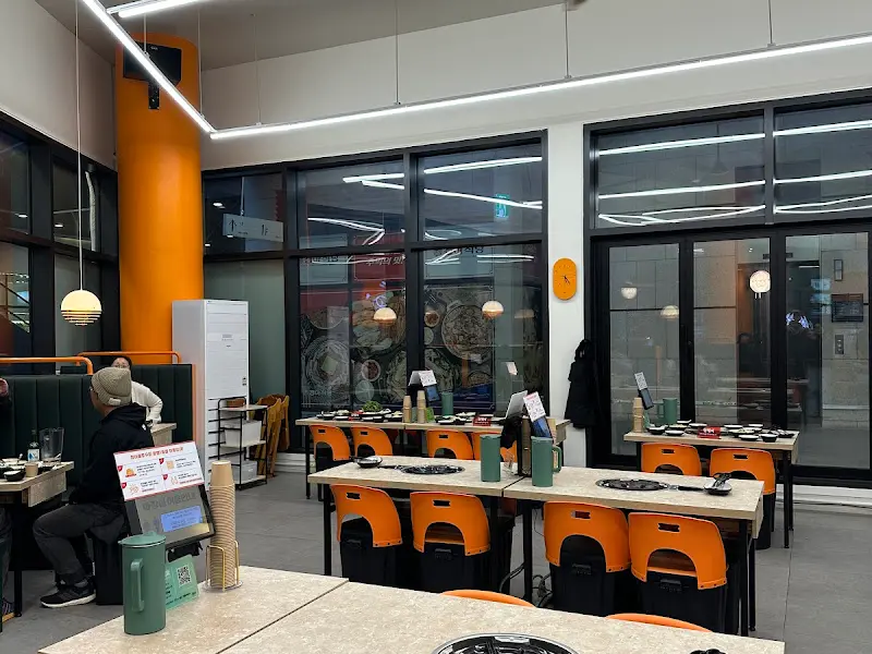 깔끔하고 넓은 매장 내부