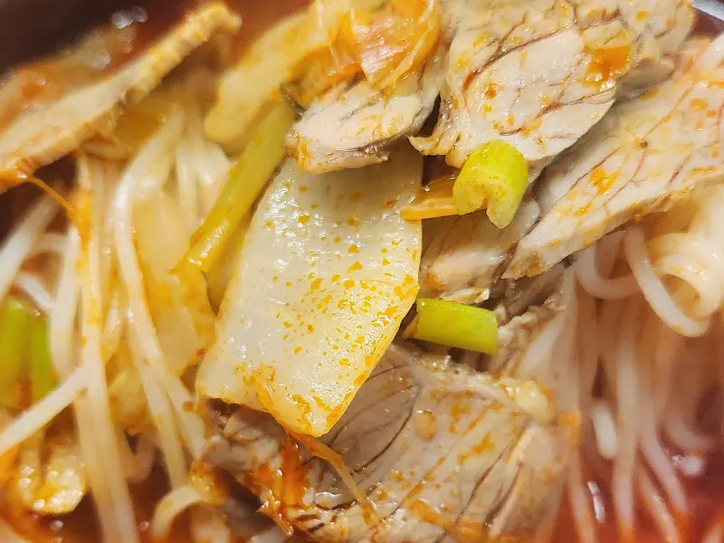 장터국밥 속 고기와 소면