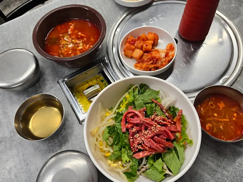 육회비빔밥 한 상 차림