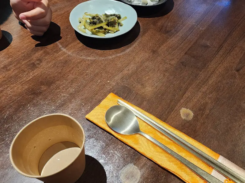 정갈한 식기 세팅