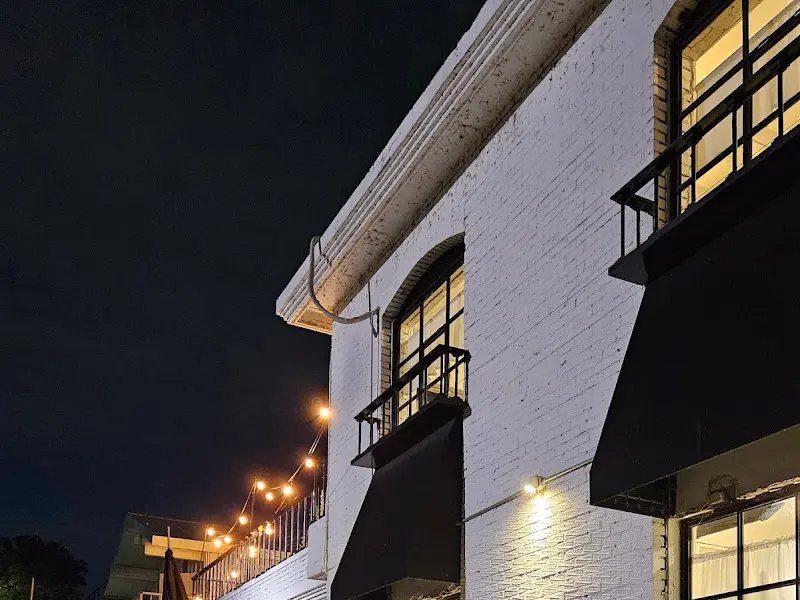 밤에 더욱 빛나는 CAFE