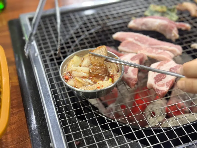 황금 생숯 위에서 맛있게 익어가는 돼지고기